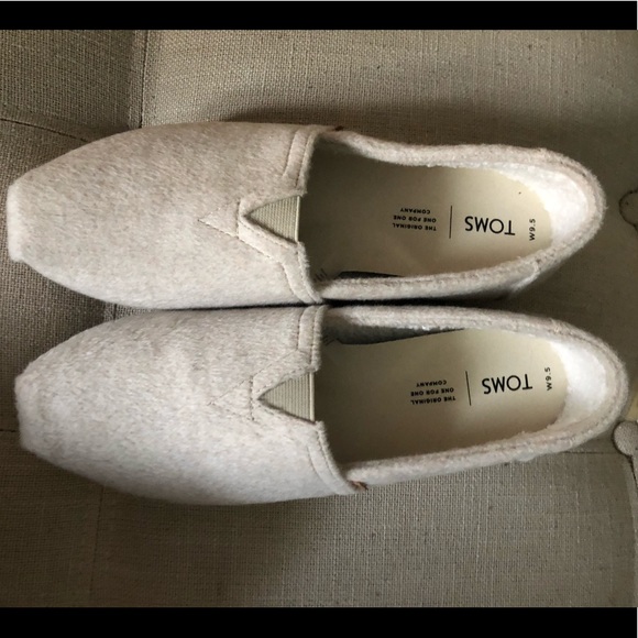 Toms Shoes - Size 9.5 Toms